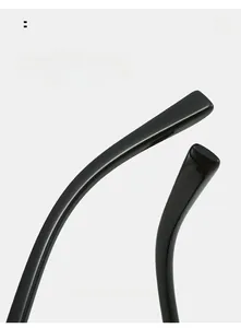 Vue détaillée des branches de lunettes noires brillantes incurvées pour un confort optimal