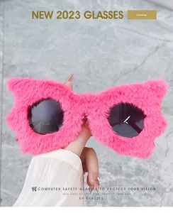 Détail des lunettes papillon avec fourrure rose et verres de protection informatique
