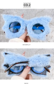 Dettagli degli occhiali da sole in peluche celeste a forma di gatto con aste tartarugate