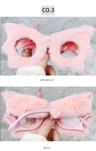 Vista dettagliata a 45 gradi di occhiali rosa a orecchie di gatto in peluche