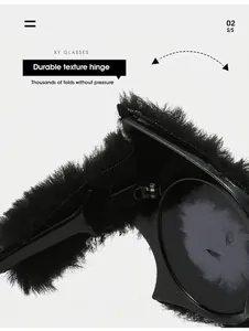 Détail macro de la charnière métallique sur lunettes papillon noires en fausse fourrure