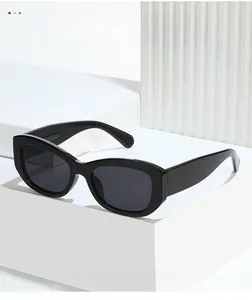 Détail de lunettes de soleil œil de chat noires avec larges branches texturées