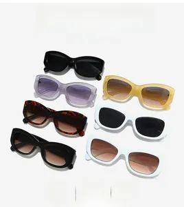 Détail de lunettes de soleil œil de chat en plusieurs couleurs, écaille, noir et transparent