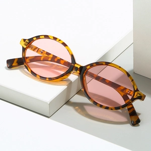 Lunettes de soleil ovales tendance à motif léopard et verres roses sur support