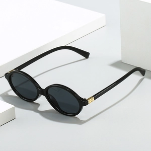 Lunettes de soleil ovales noires rétro avec rivets dorés, affichage géométrique moderne