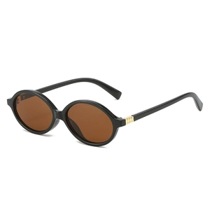 Lunettes de soleil ovales noires tendance avec verres bruns et détails dorés sur branches