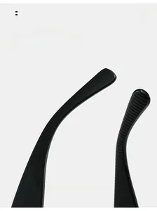 Gros plan des branches de lunettes noires courbées et des détails de l'embout antidérapant