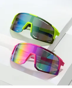 Vue macro des lunettes de sport 2023 avec verres dégradés bleu-vert et arc-en-ciel