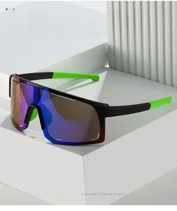 Détail de lunettes de cyclisme avec branches vert fluo sur blocs blancs géométriques