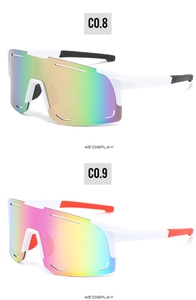 Gros plan à 45 degrés de lunettes de soleil cyclisme avec verres colorés et monture sport
