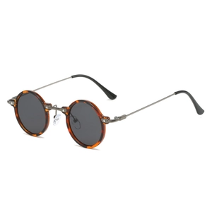 Runde Steampunk-Sonnenbrille mit Schildpatt-Rahmen und Metallbügeln auf weißem Hintergrund