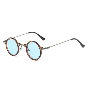 Steampunk-Rundbrille mit Schildpatt-Rahmen, blauen Gläsern und dunklen Silberbügeln