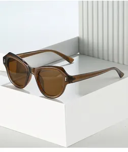 Nahaufnahme der Vintage Bernstein-Sonnenbrille im Cat-Eye-Stil mit feinen Metalldetails