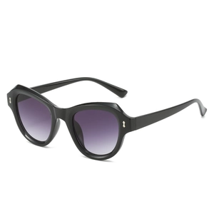 Retro Katzenaugen-Sonnenbrille in Schwarz mit lila Verlaufsgläsern und Silbernieten