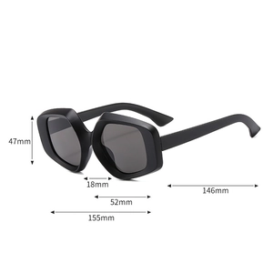 Detaillierte Größenangaben für übergroße geometrische Sonnenbrille in Mattschwarz