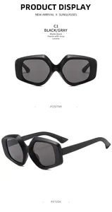 Detailansicht der sand-schwarzen geometrischen Sonnenbrille mit grauen Gläsern in matt