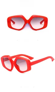 Makro-Detail der geometrischen roten matten C4-Sonnenbrille mit grau-rosa Verlaufsgläsern