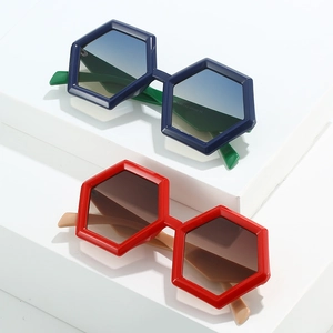 Fashionable oversized hexagonal sunglasses with UV400 protection and gradient lenses