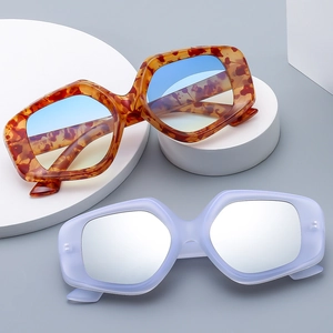 Moderne Oversize-Geometrie-Sonnenbrille mit Leoparden- und lila-transparentem Rahmen