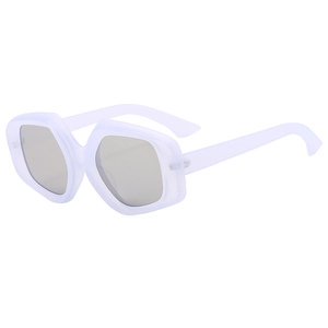 Modische Oversize-Sonnenbrille mit mattweißem Rahmen und dunkelgrauen Gläsern