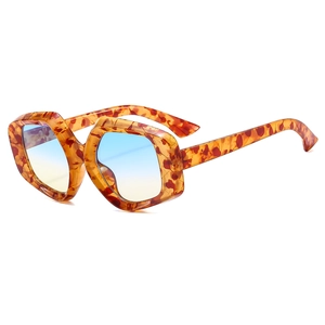Modische Übergroße Sonnenbrille mit Schildpatt-Rahmen und blau-gelben Verlaufsgläsern