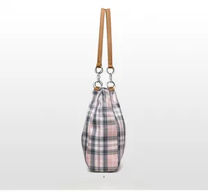 Vista laterale di una borsa tote a quadri rosa e grigi con tracolla a catena in metallo