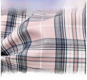 Dettaglio ravvicinato del tessuto scozzese rosa e blu navy con trama morbida
