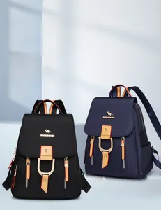Vue détaillée de grands sacs à dos minimalistes en noir et bleu marine avec logo kangourou