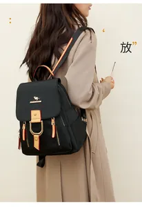 Vue détaillée du sac à dos noir étanche au design minimaliste et ses bretelles élégantes