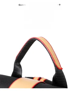 Détail de la poignée en cuir avec coutures contrastées sur sac à dos en tissu noir