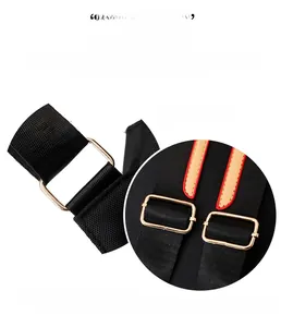 Détail de la bandoulière en nylon noir avec boucle réglable en métal doré brillant