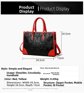 Vue détaillée du sac cabas rouge et noir avec lettres embossées et dimensions