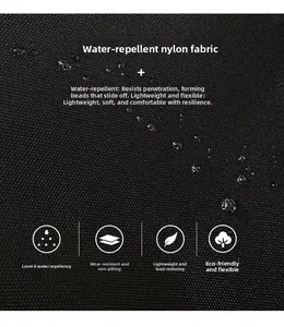Détail du tissu en nylon noir imperméable avec surface déperlante et gouttelettes d'eau