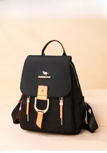 Détail du sac à dos en nylon noir avec logo kangourou doré et boucle métallique de luxe