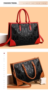 Détails des sacs cabas embossés en rouge et marron avec texture grainée et bandoulières