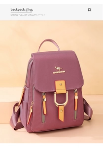 Détail du sac à dos rose avec garniture en cuir jaune et logo kangourou en métal doré