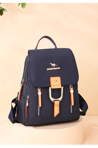 Détail du sac à dos en nylon bleu marine avec garniture en cuir et logo kangourou en métal