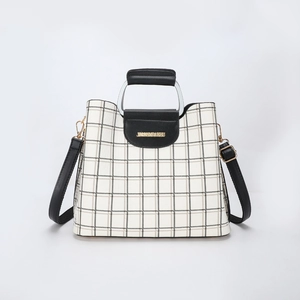Sac bandoulière chic à carreaux noirs et blancs avec poignée en métal et bandoulière