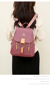 Détail d'un sac à dos en similicuir rose avec logo kangourou doré et sangle colorée