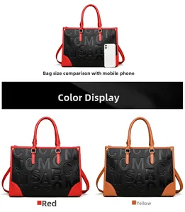 Comparaison de taille du sac fourre-tout en cuir gaufré avec smartphone pour les proportions