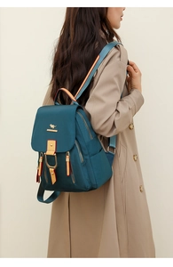 Vue détaillée du sac à dos en nylon bleu sarcelle avec finitions en cuir sur un mannequin