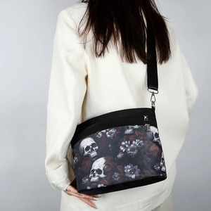 Nylon-Umhängetasche mit Gothic-Totenkopf-Blumenmuster und verstellbarem Riemen