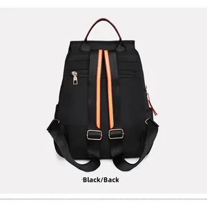 Vue arrière d'un sac à dos noir en nylon avec poche zippée et sangles rayées rouges