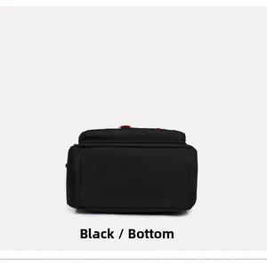 Vue détaillée du fond du sac à dos noir avec tissu résistant et curseur de fermeture éclair rouge