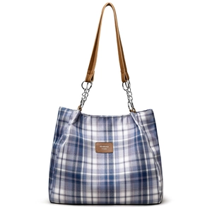 Grande borsa shopper alla moda con motivo a quadri blu e tracolle in pelle e catena