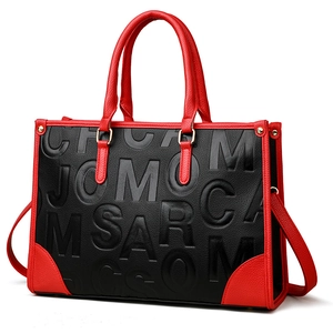 Grand sac cabas vintage en cuir noir et rouge avec motifs embossés et bandoulière