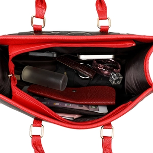 Sac fourre-tout rouge et noir minimaliste avec texture grainée et grand intérieur