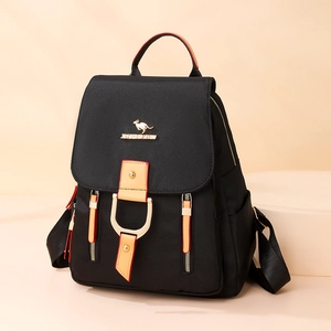 Sac à dos femme en nylon noir avec logo kangourou doré et détails en cuir pour le quotidien