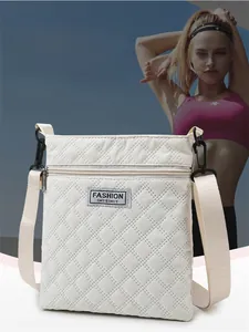 Détail d'un sac bandoulière matelassé en tissu imperméable avec poche zippée pratique