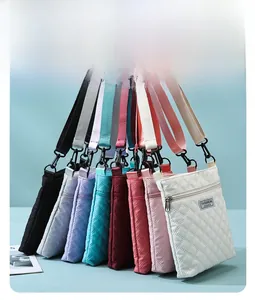 Vue macro de sacs bandoulière matelassés multicolores avec poches zippées et détails